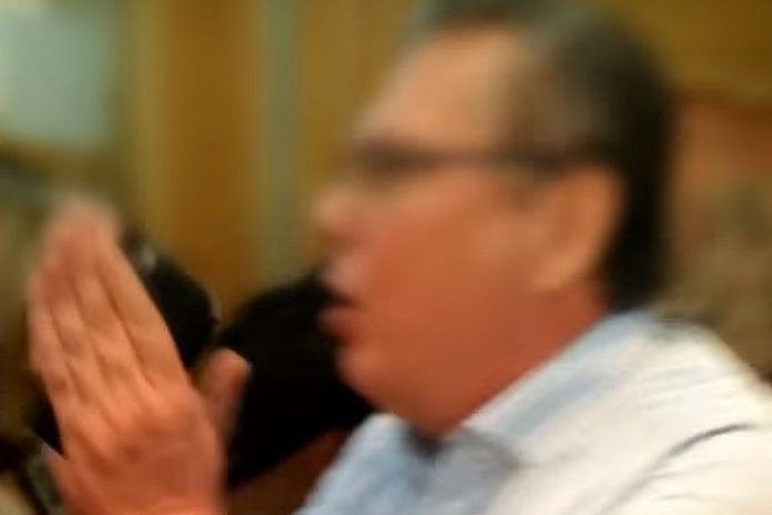 Σάλος: Πρύτανης κουνούσε ειρωνικά το πορτοφόλι του σε φοιτητές που ζητούσαν δωρεάν σίτιση (βίντεο)